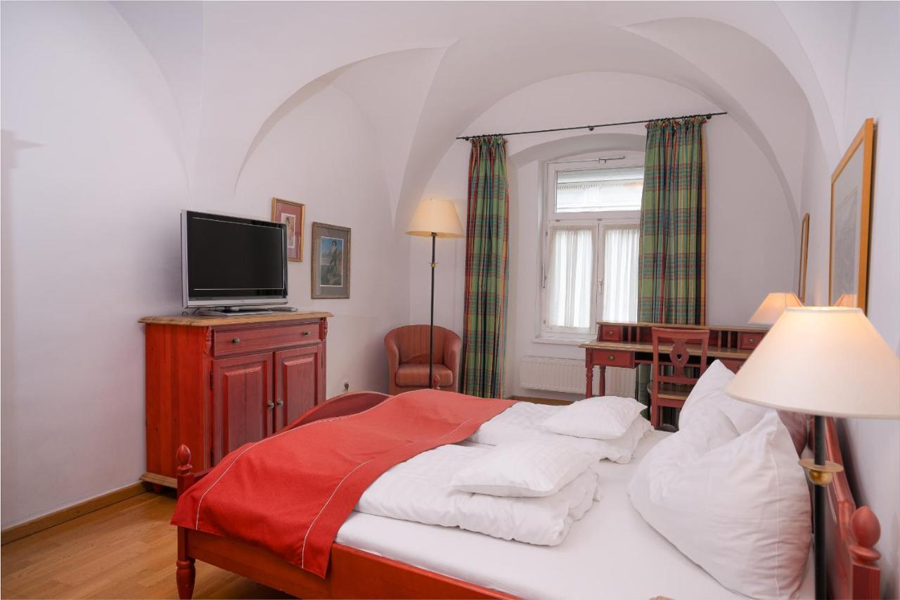 Gasthof Zum Greif ลีโอเบน ภายนอก รูปภาพ